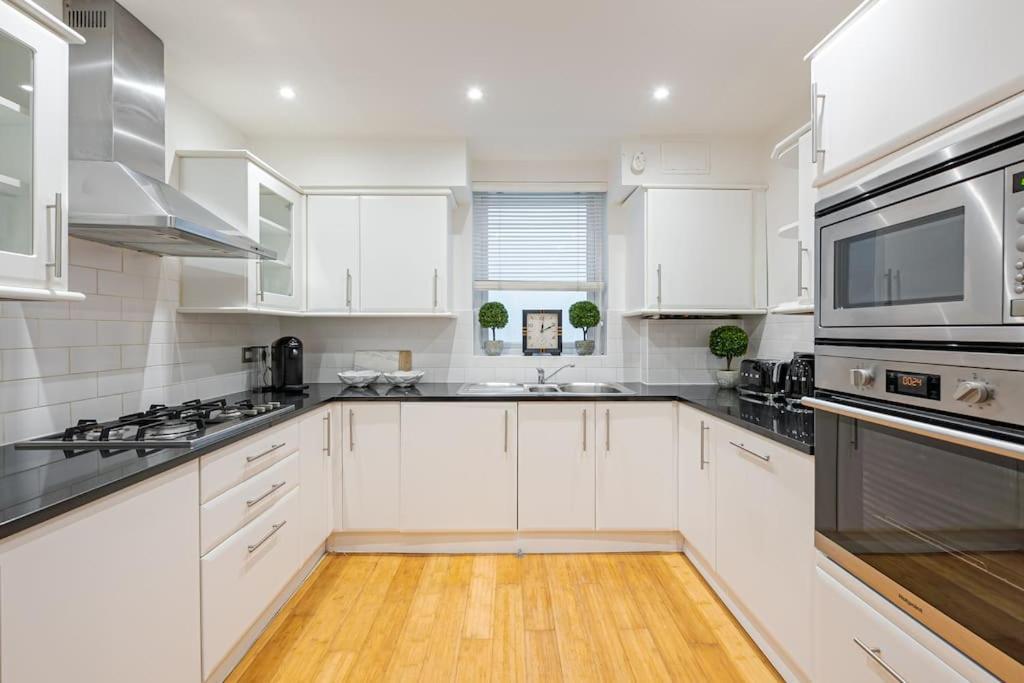 Modern 2Bd Hideaway In Belgravia With Private Patio 10 Mins Walk To Harrods Лондон Экстерьер фото