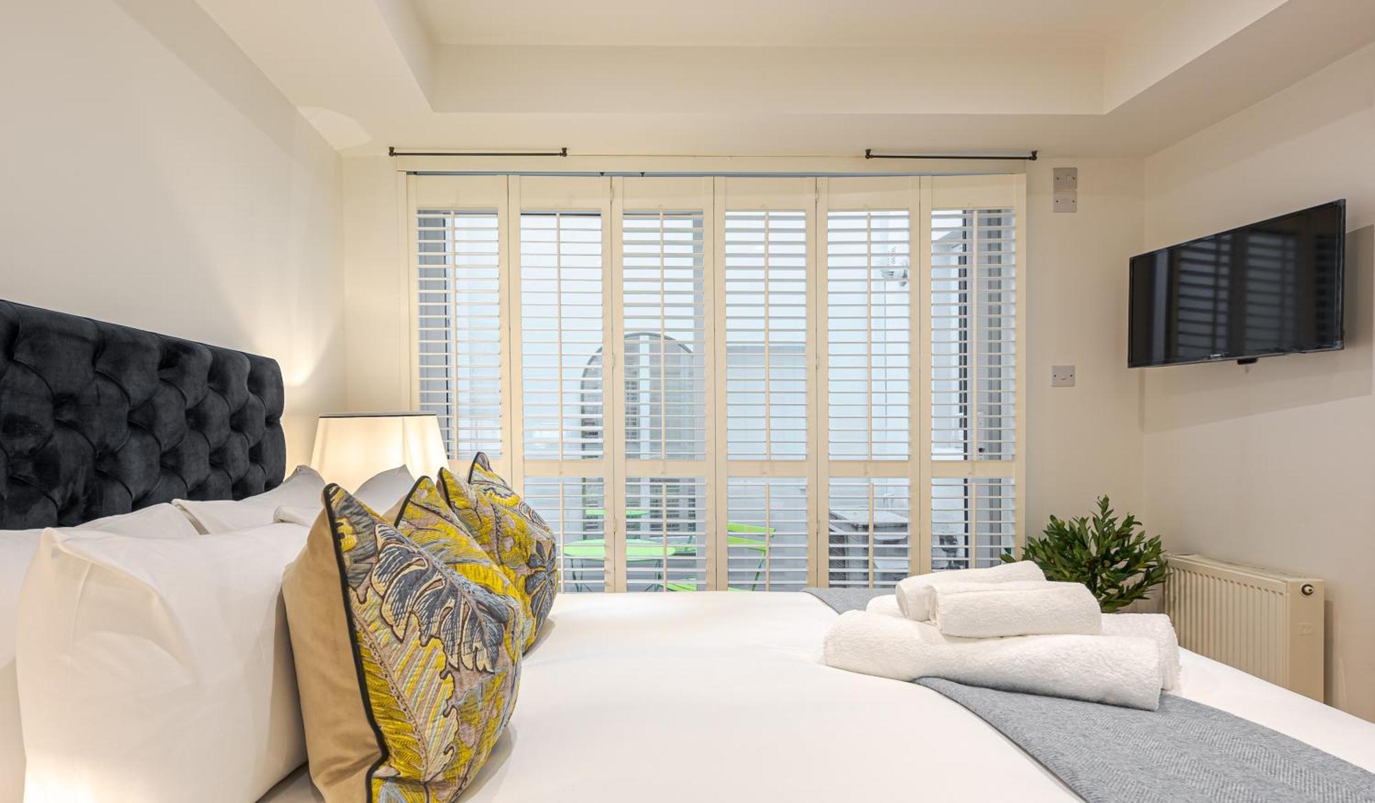 Modern 2Bd Hideaway In Belgravia With Private Patio 10 Mins Walk To Harrods Лондон Экстерьер фото